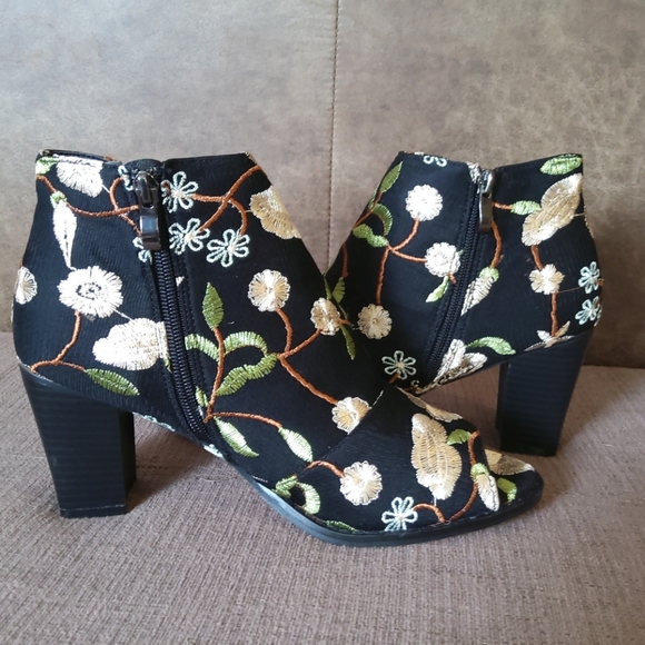 Donated Avanti Margo Booties - Picture 3 of 4